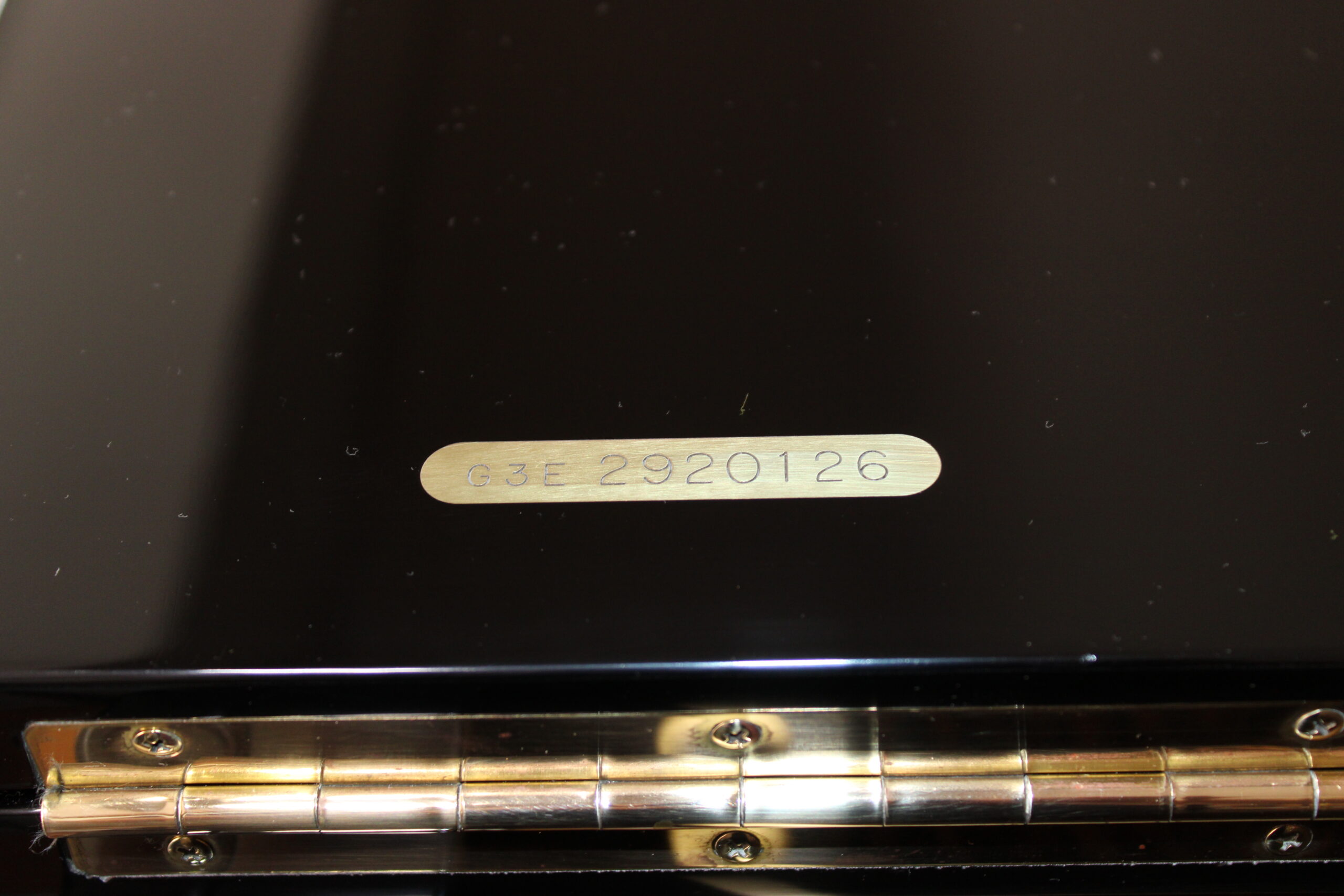 Tapa y acabado negro pulido