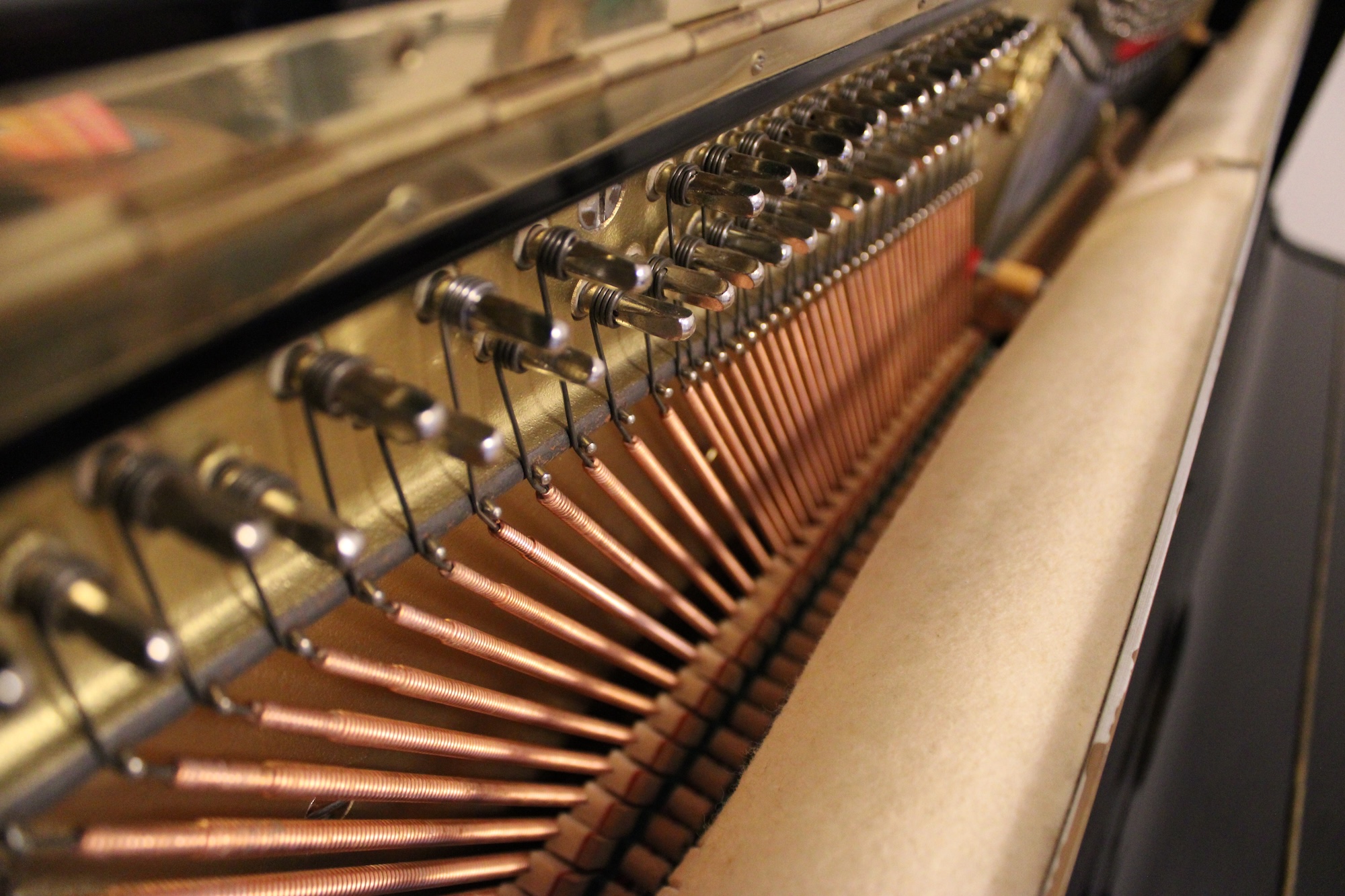 Interior piano Samick SU-118 cuerdas y clavijas